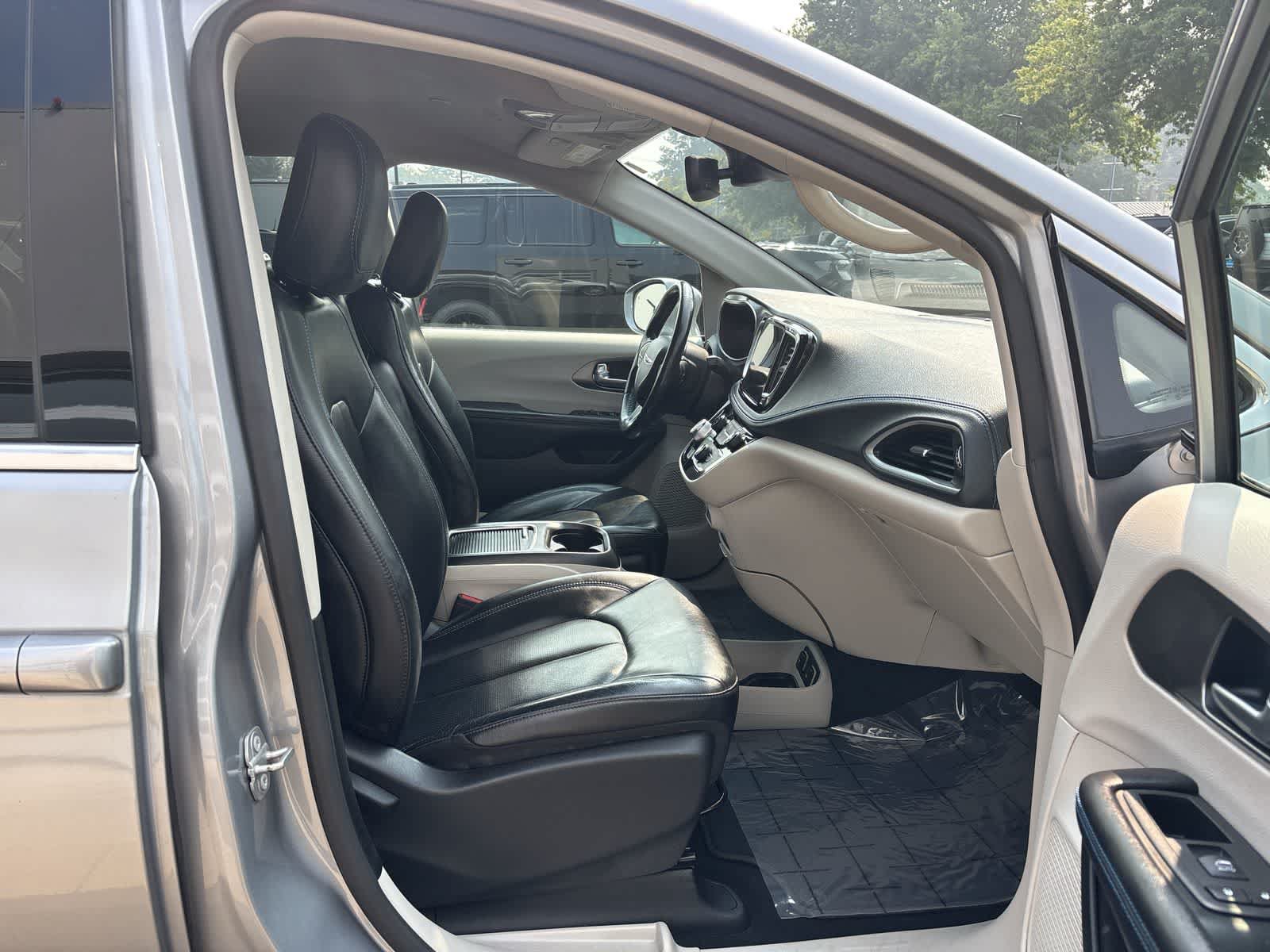 Used 2021 Chrysler Pacifica Touring-L FWD image 9