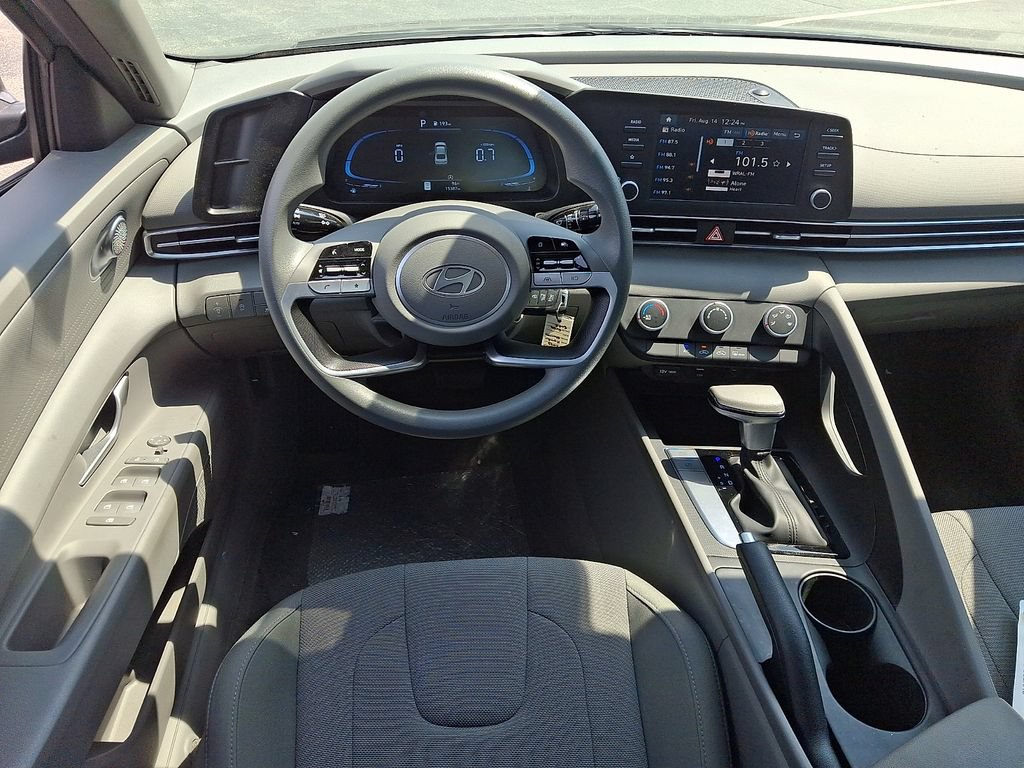 Used 2025 Hyundai Elantra SE FWD image 11