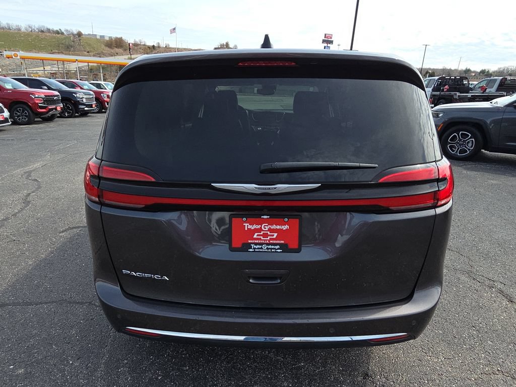 Used 2023 Chrysler Pacifica Touring-L FWD image 7