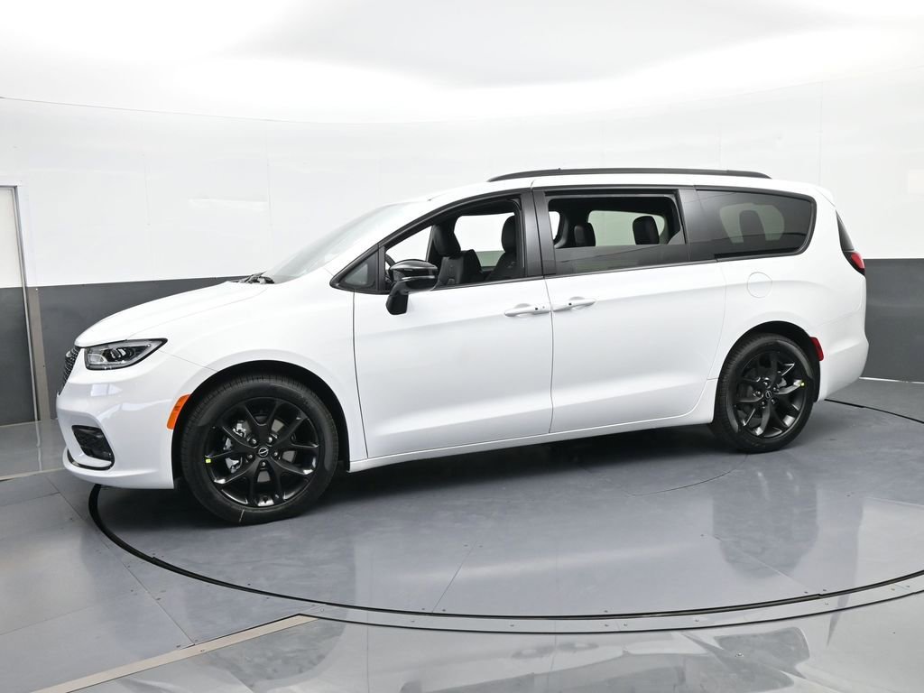 New 2026 Chrysler Pacifica Select w/ S Appearance Package image 2