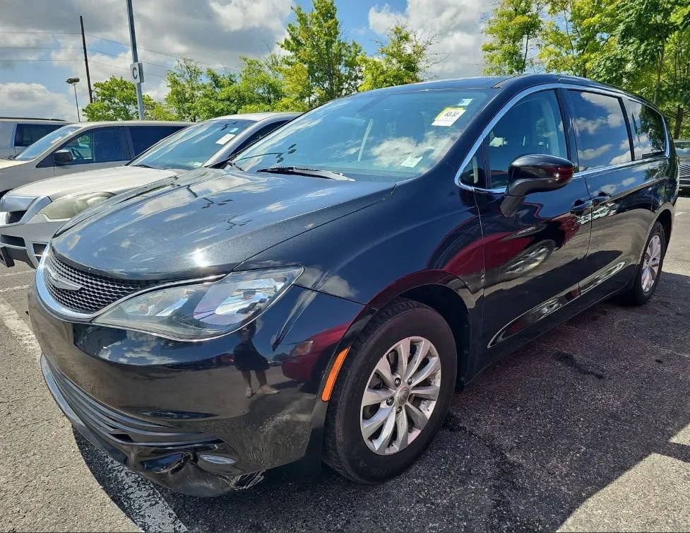 Used 2017 Chrysler Pacifica Touring w/ Tire & Wheel Group FWD image 1