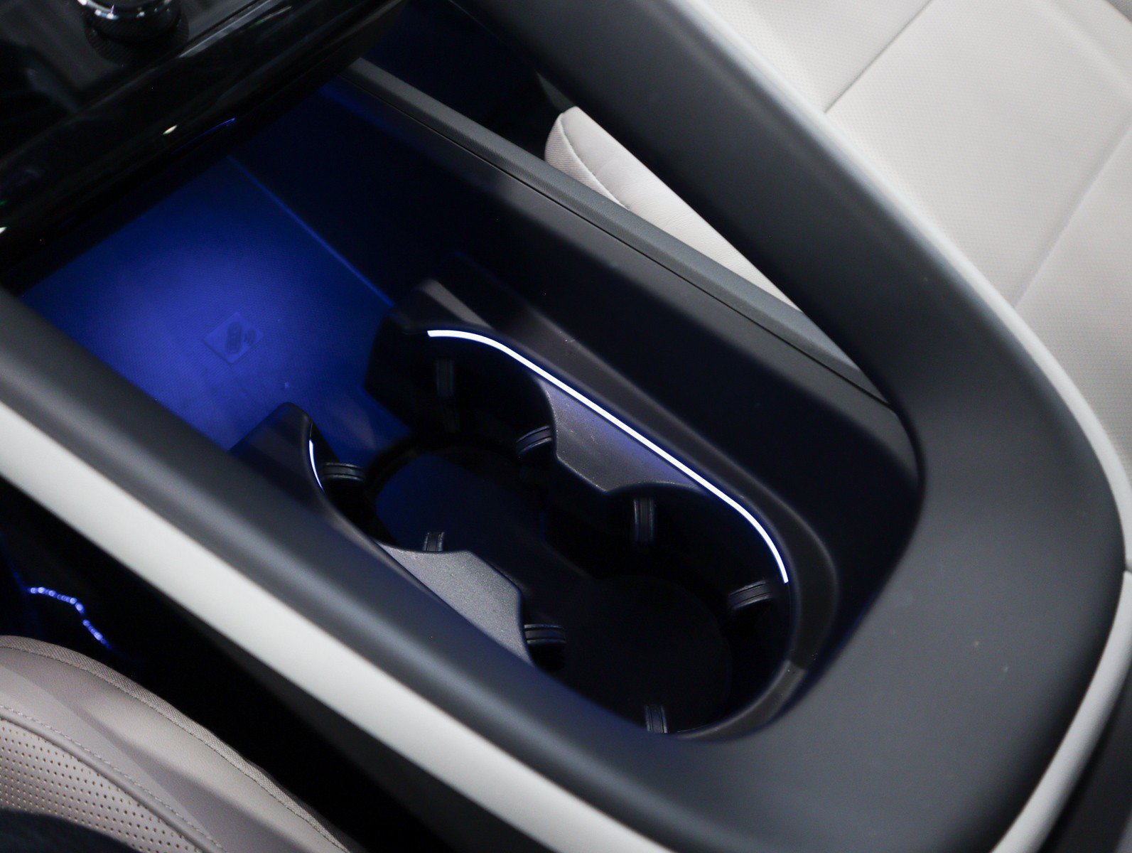 Used 2025 Porsche Macan Electric RWD image 18