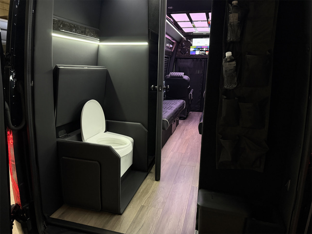 Used 2024 Mercedes-Benz Sprinter 3500 image 5