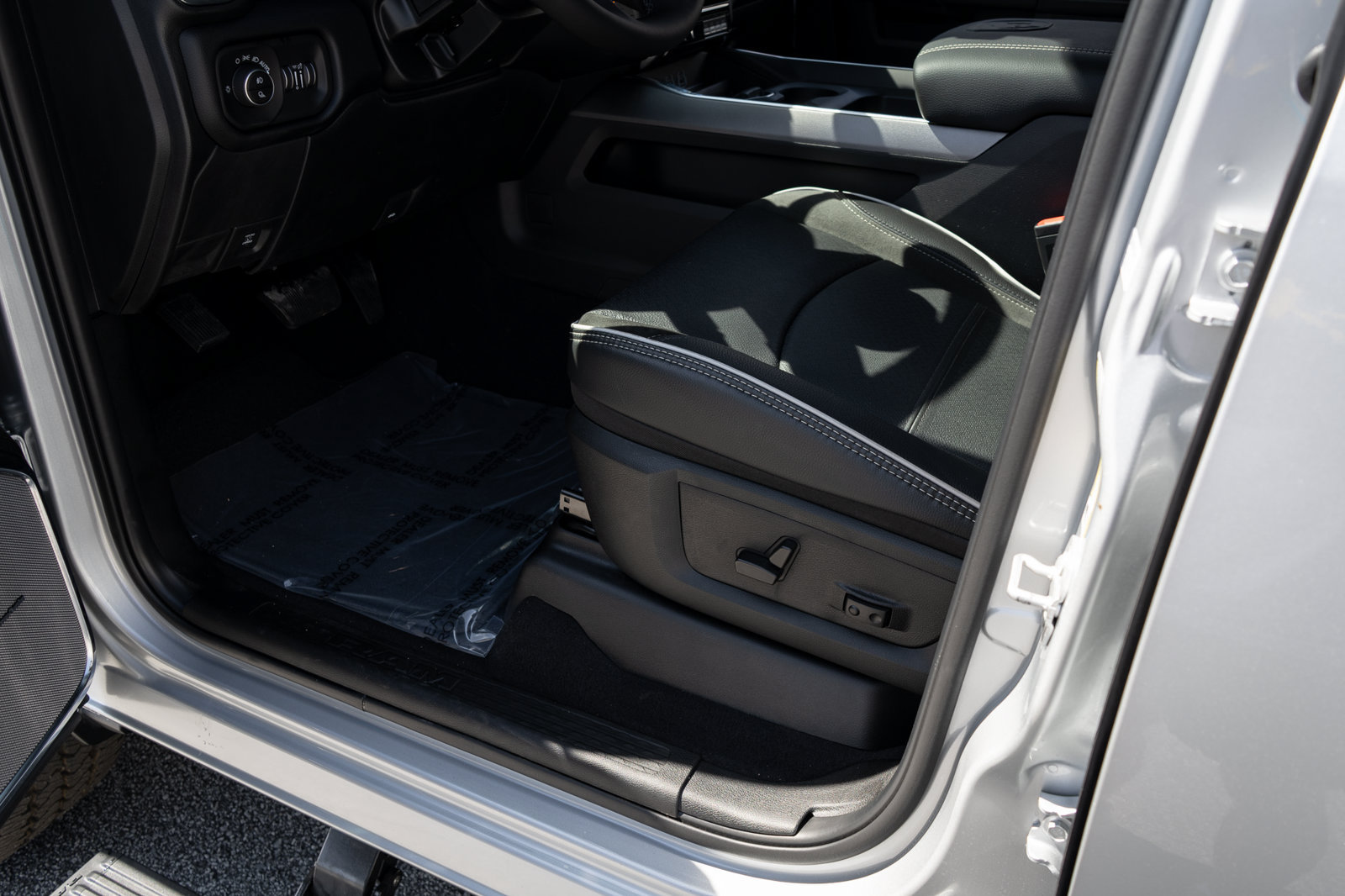 New 2026 RAM 2500 Laramie AWD/4WD image 17