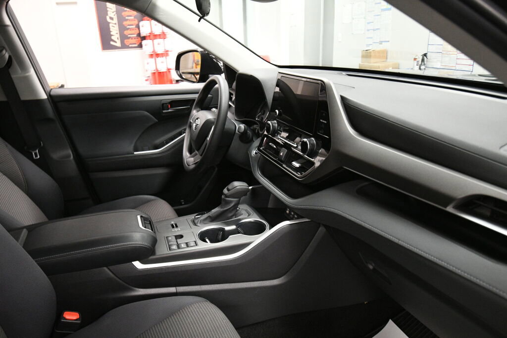 Certified 2023 Toyota Highlander L image 27