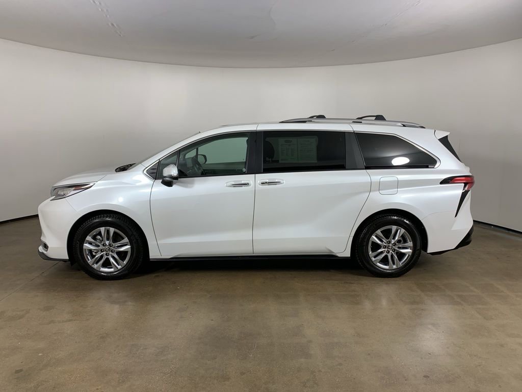 Used 2023 Toyota Sienna Limited FWD image 17