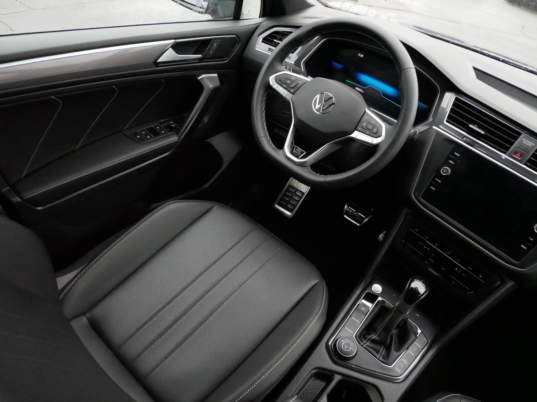 Certified 2023 Volkswagen Tiguan SE R-Line image 9