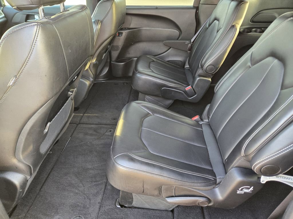 Used 2025 Chrysler Pacifica Select image 17