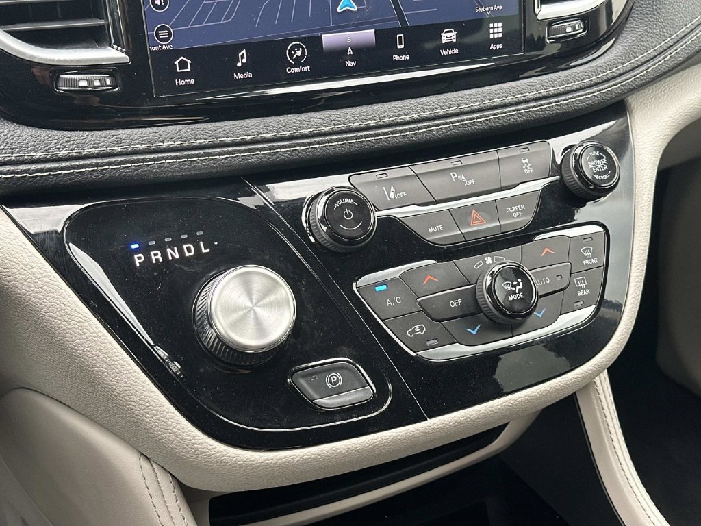 Used 2023 Chrysler Pacifica Limited FWD image 34