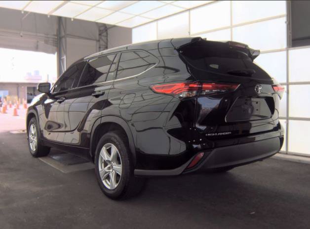Used 2022 Toyota Highlander LE FWD image 2