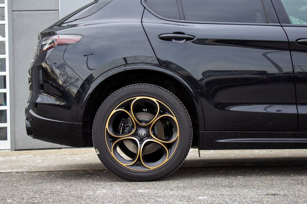 New 2025 Alfa Romeo Stelvio Sprint image 6