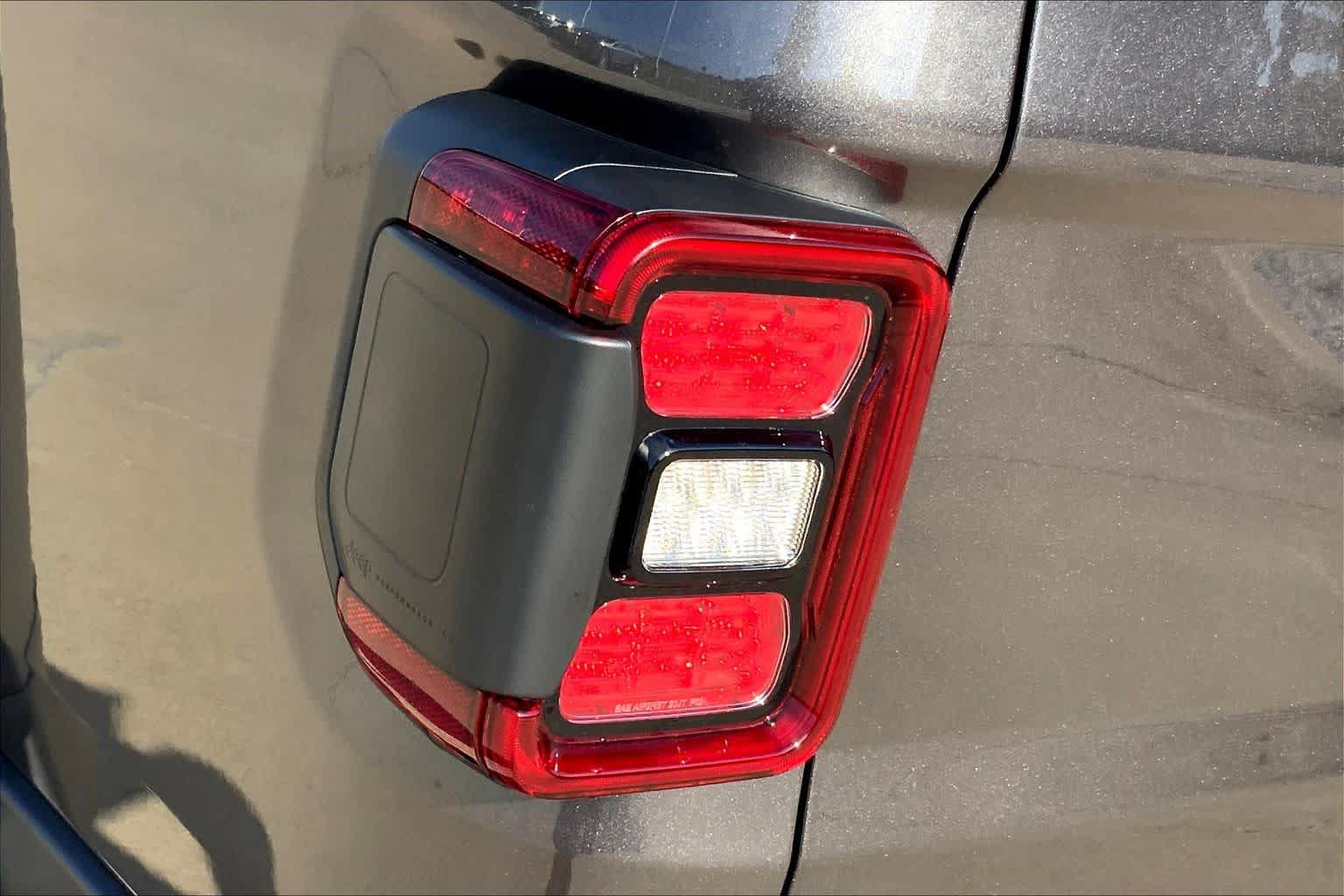 Used 2025 Jeep Gladiator Rubicon w/ Convenience Group AWD/4WD image 27