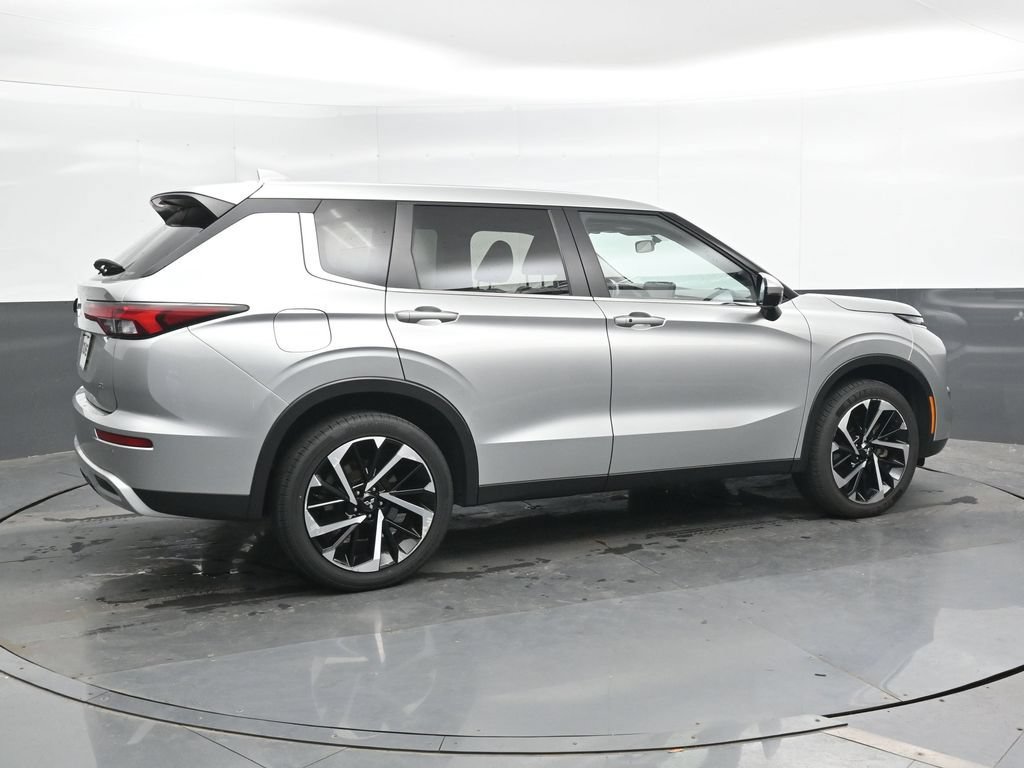 Used 2024 Mitsubishi Outlander SE AWD/4WD image 2