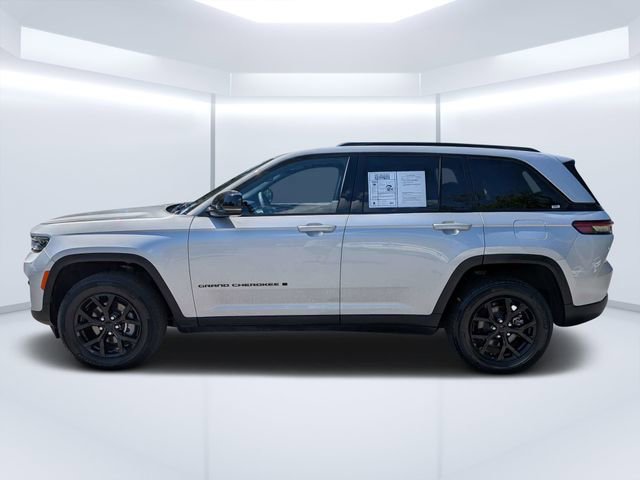 Used 2024 Jeep Grand Cherokee Altitude AWD/4WD image 5