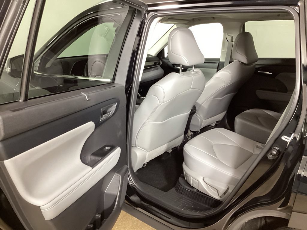 Used 2024 Toyota Highlander XLE AWD/4WD image 22