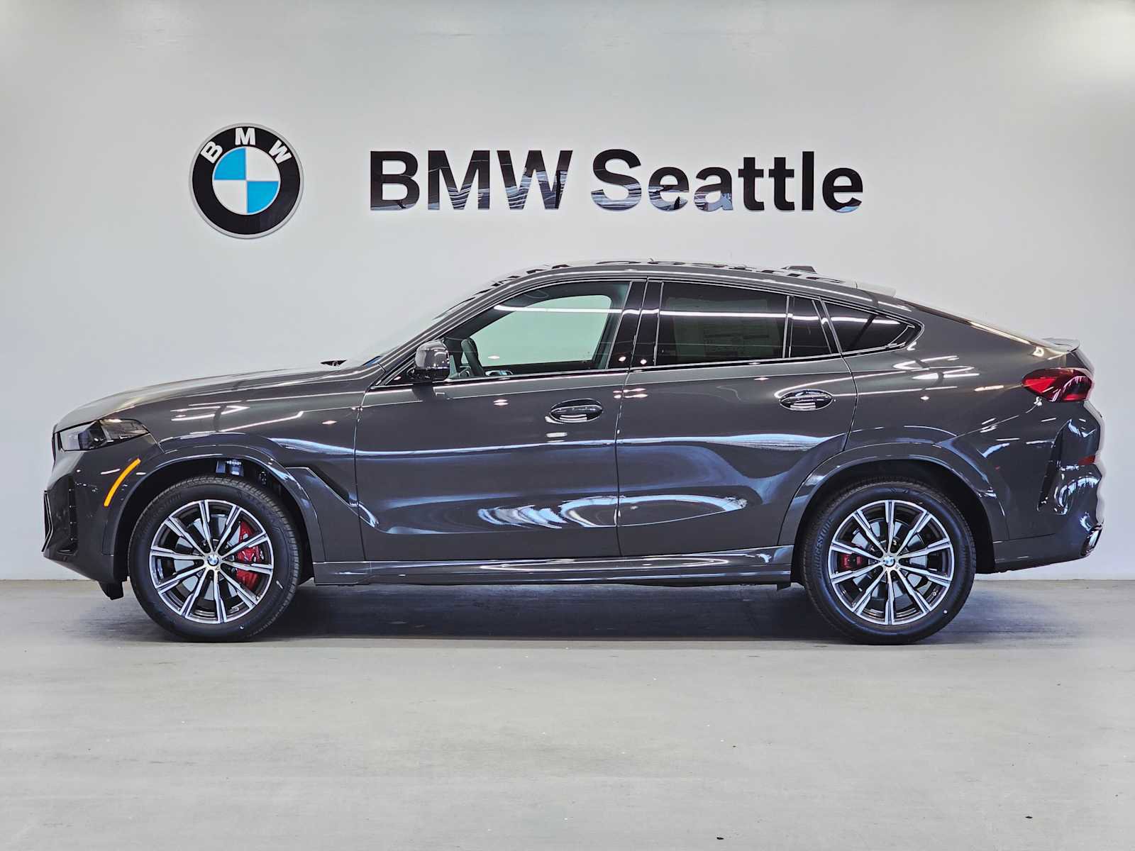 New 2026 BMW X6 xDrive40i w/ Executive Package image 3