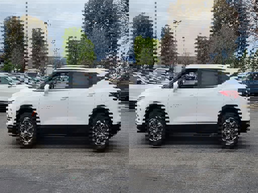 Used 2023 Chevrolet Blazer LT image 2