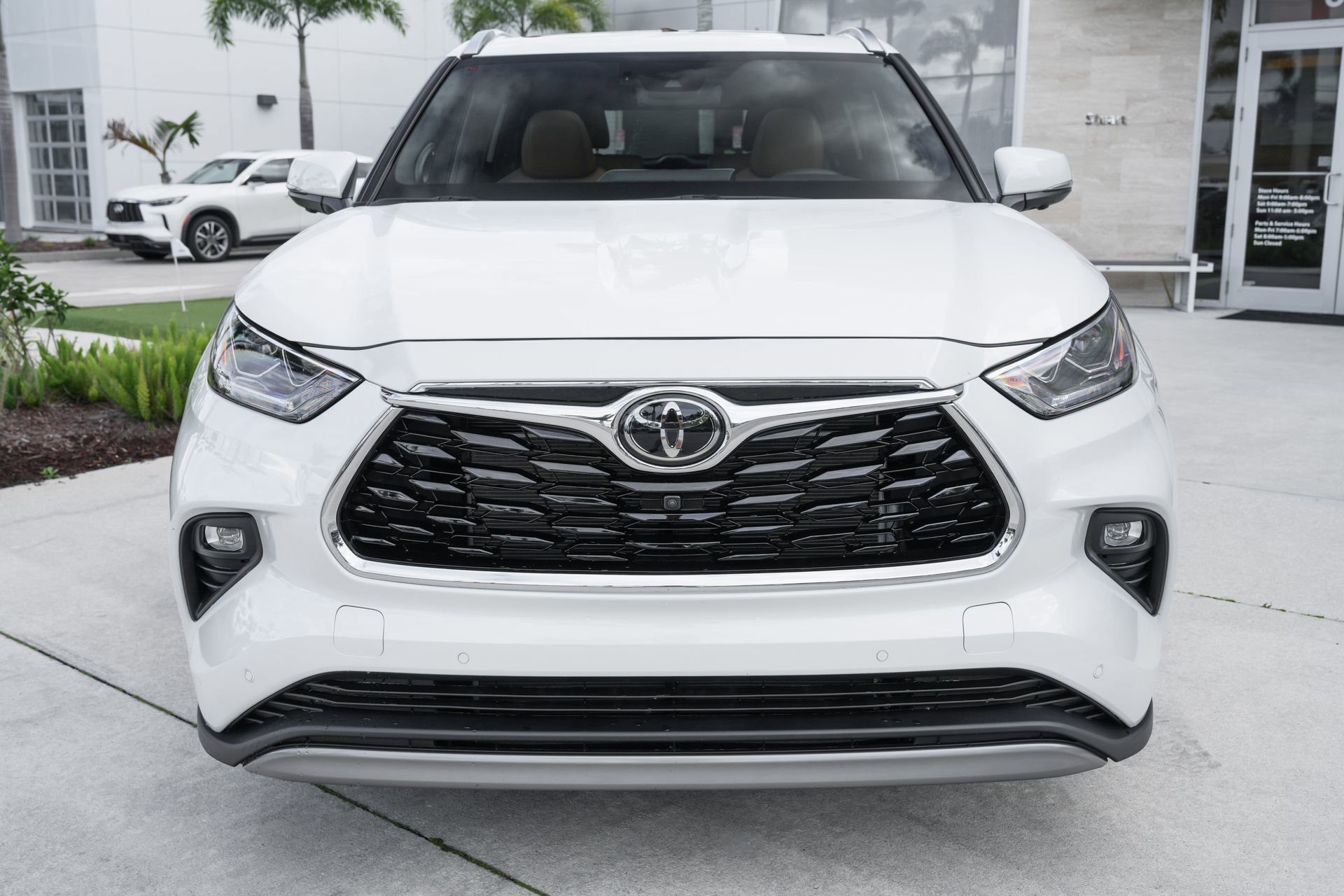 Used 2024 Toyota Highlander Platinum image 4