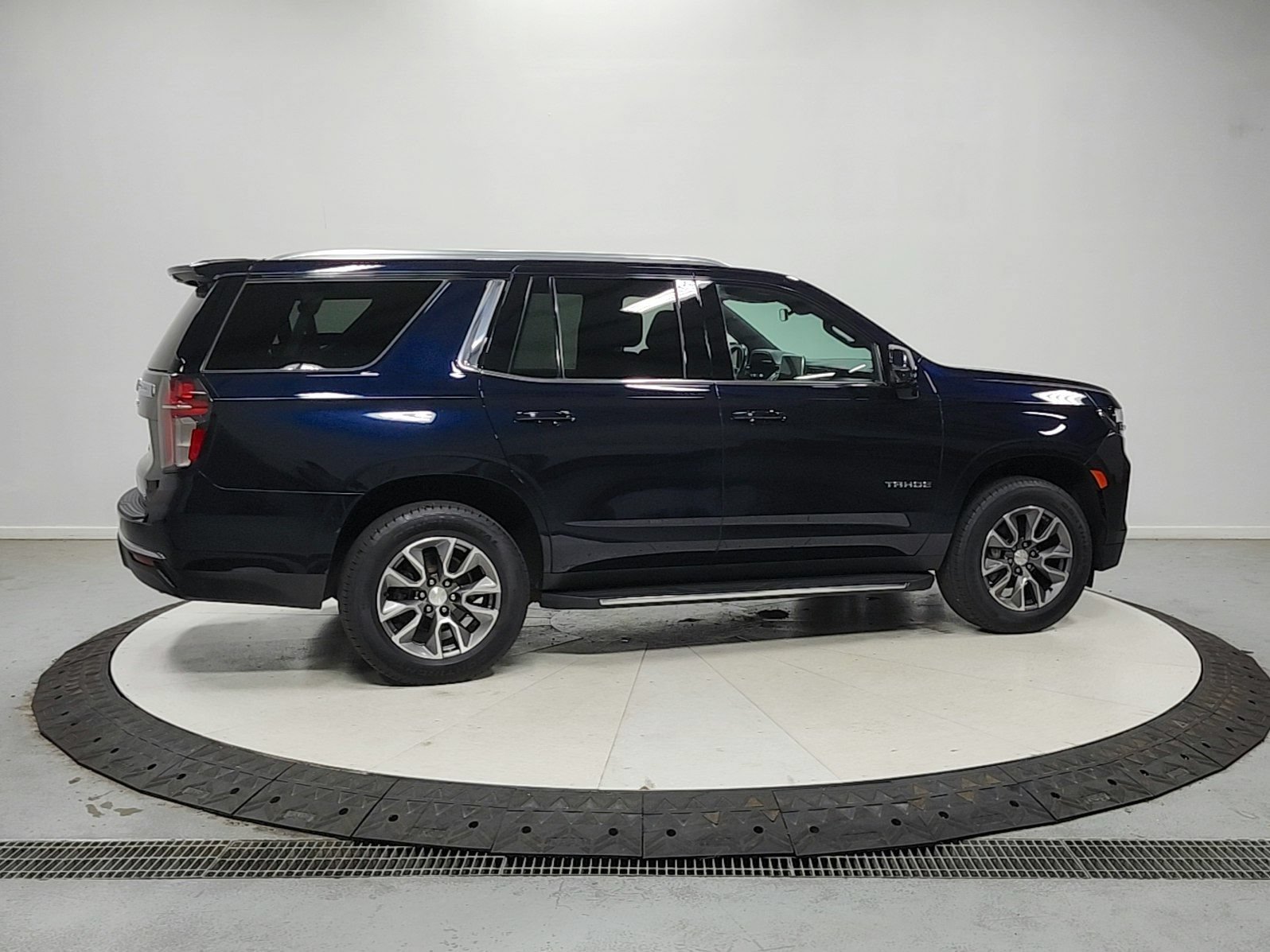 Used 2022 Chevrolet Tahoe LT w/ Luxury Package AWD/4WD image 9