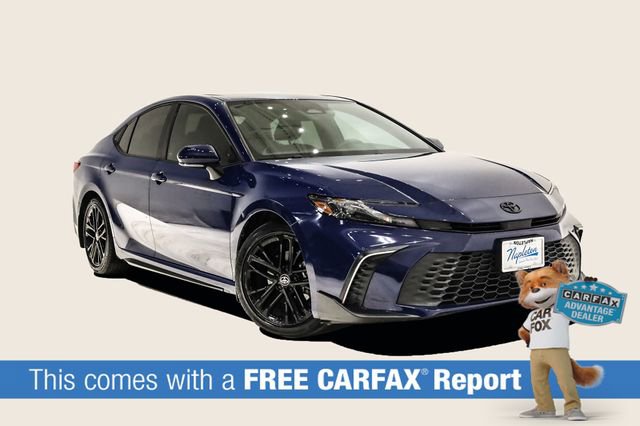 Used 2025 Toyota Camry SE image 2