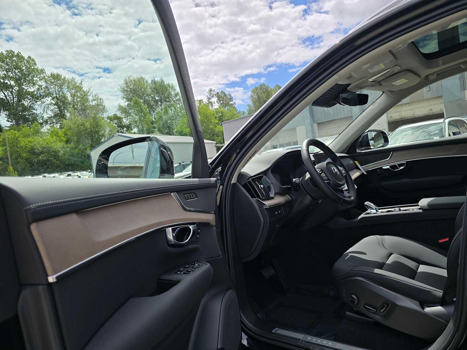 New 2026 Volvo XC90 T8 Plus w/ Protection Package AWD/4WD image 21