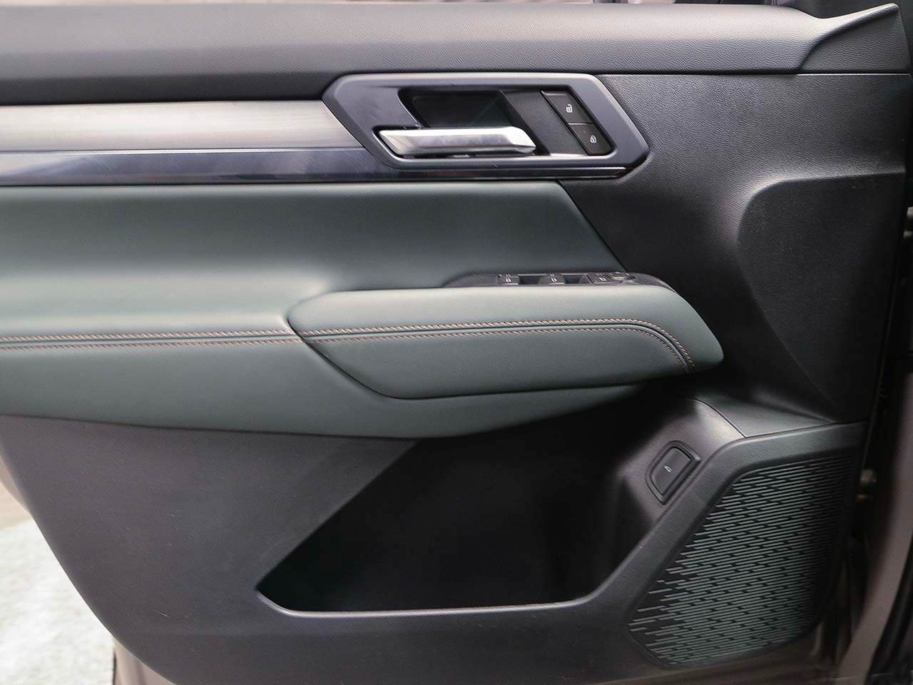 Used 2026 GMC Terrain AT4 w/ LPO, Black Badging Package AWD/4WD image 6