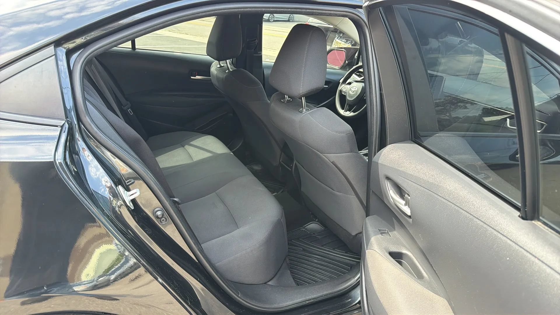 Used 2020 Toyota Corolla LE FWD image 25