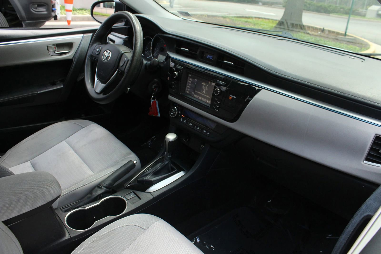 Used 2014 Toyota Corolla LE FWD image 24