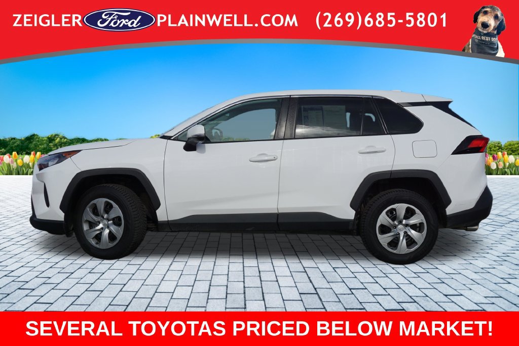 Used 2022 Toyota RAV4 LE AWD/4WD image 2
