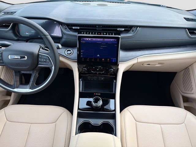 Used 2025 Jeep Grand Cherokee Limited w/ Luxury Tech Group II image 19