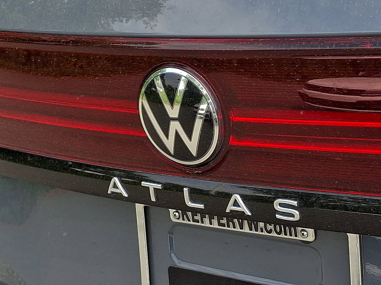 Used 2024 Volkswagen Atlas Peak Edition SE AWD/4WD image 32