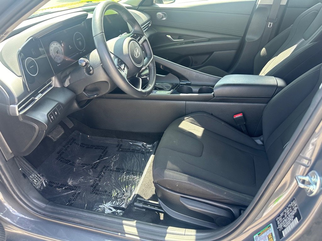 Used 2025 Hyundai Elantra SEL image 11