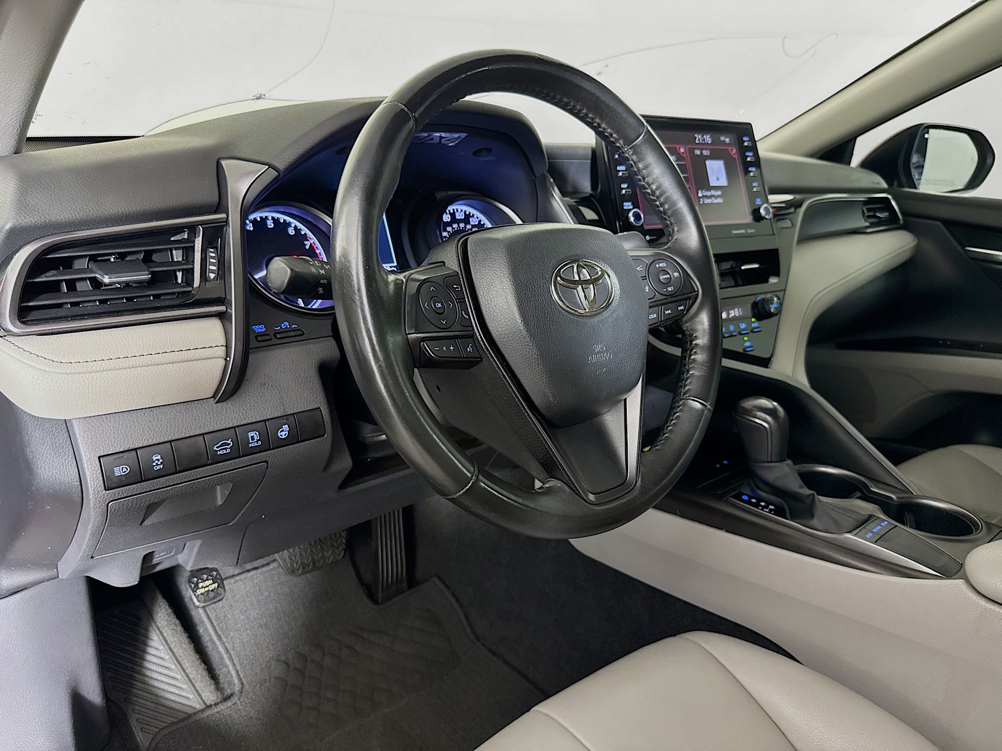 Used 2023 Toyota Camry SE w/ Cold Weather Package FWD image 21