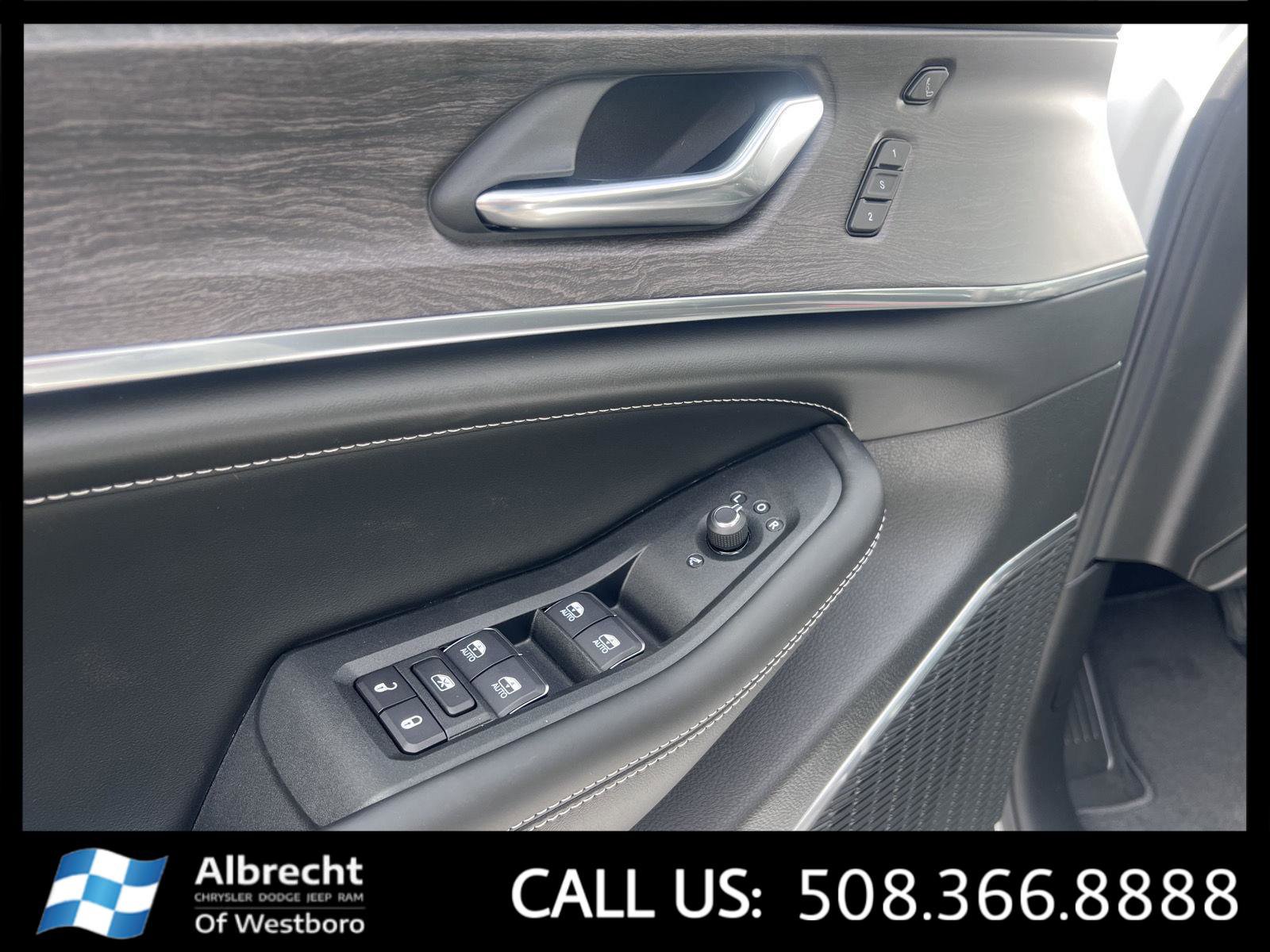 New 2025 Jeep Grand Cherokee Overland w/ Luxury Tech Group IV image 27