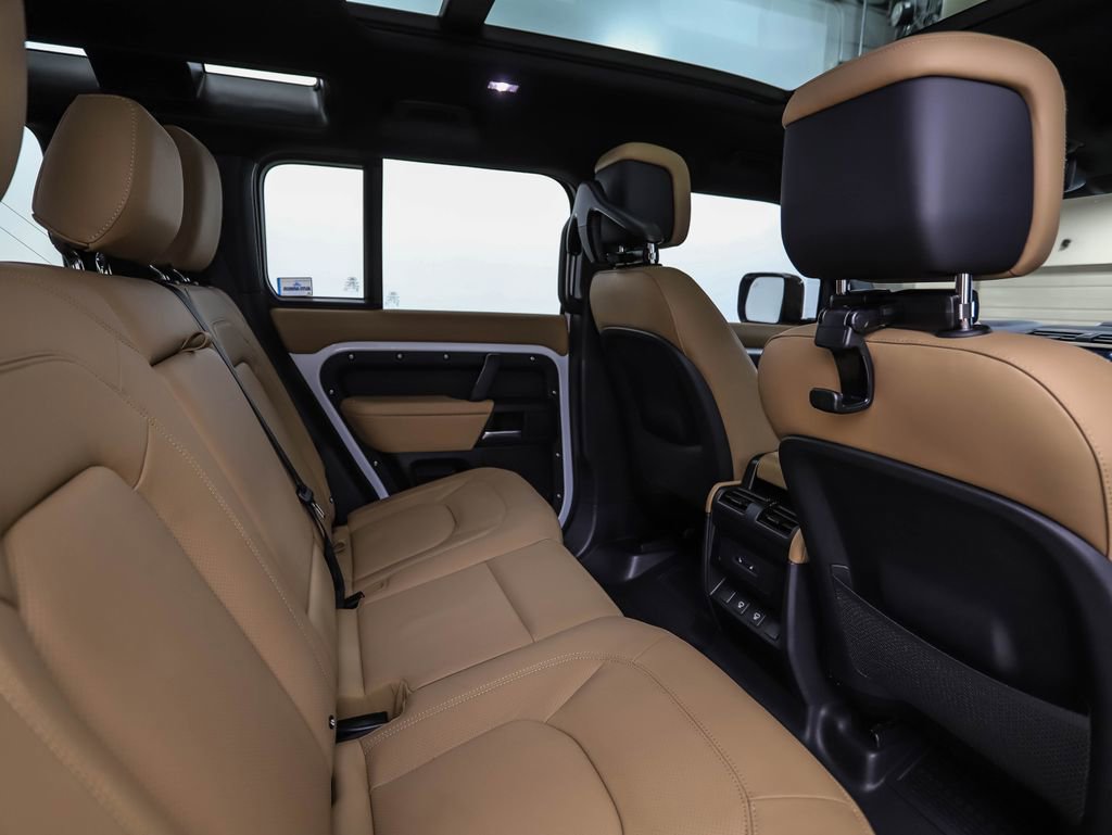 Used 2025 Land Rover Defender 110 X-Dynamic SE image 25