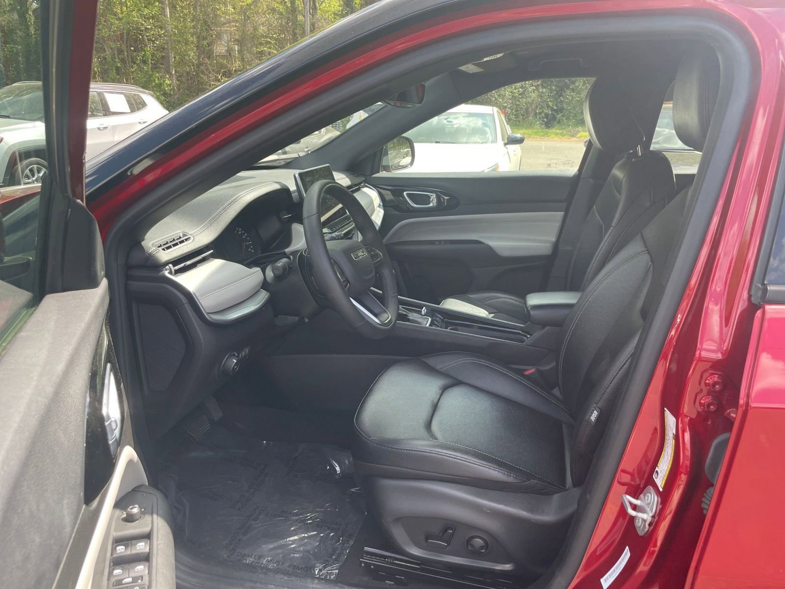 Used 2025 Jeep Compass Limited image 28
