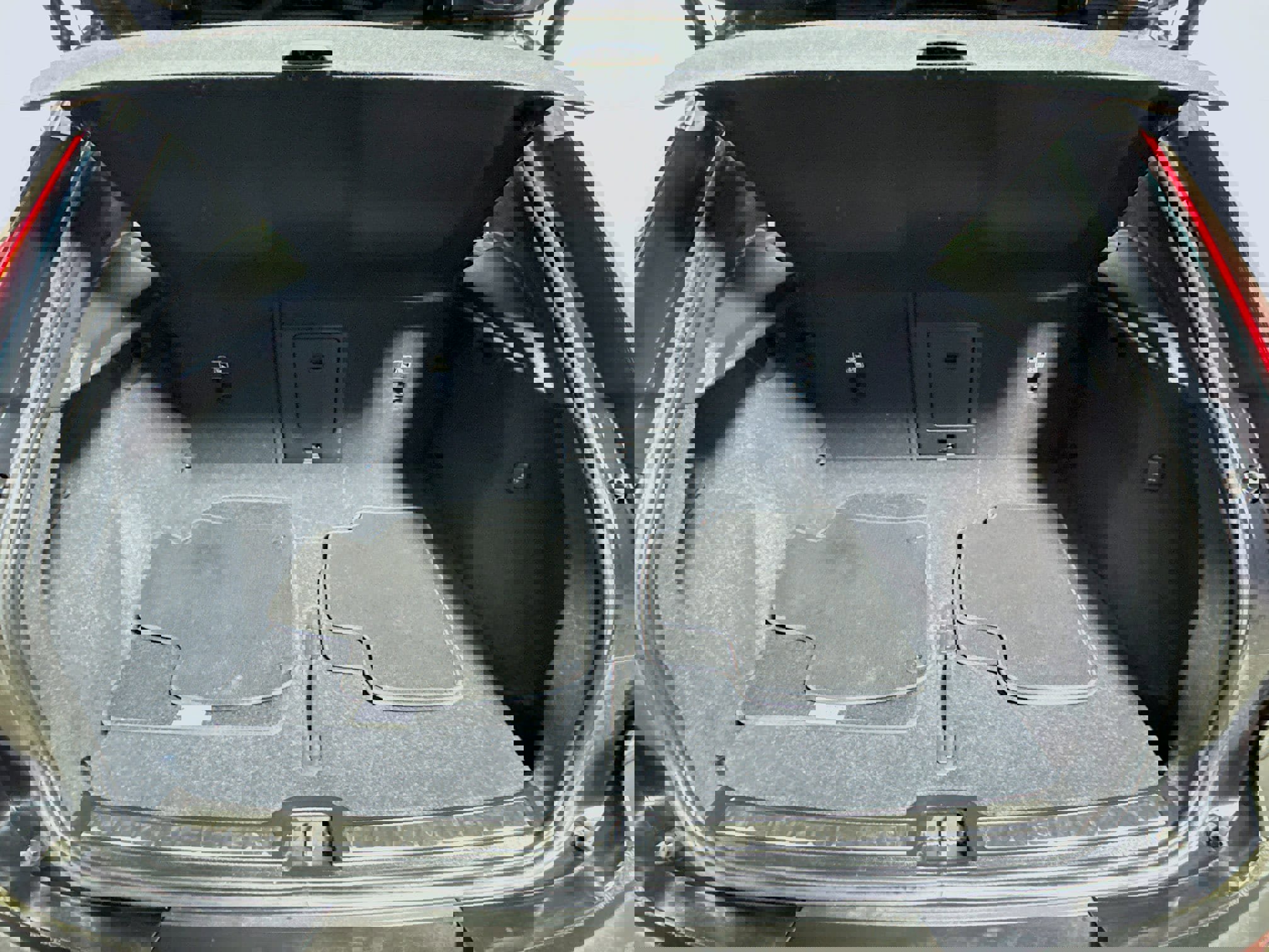 Used 2023 Volvo XC40 B5 Plus image 25