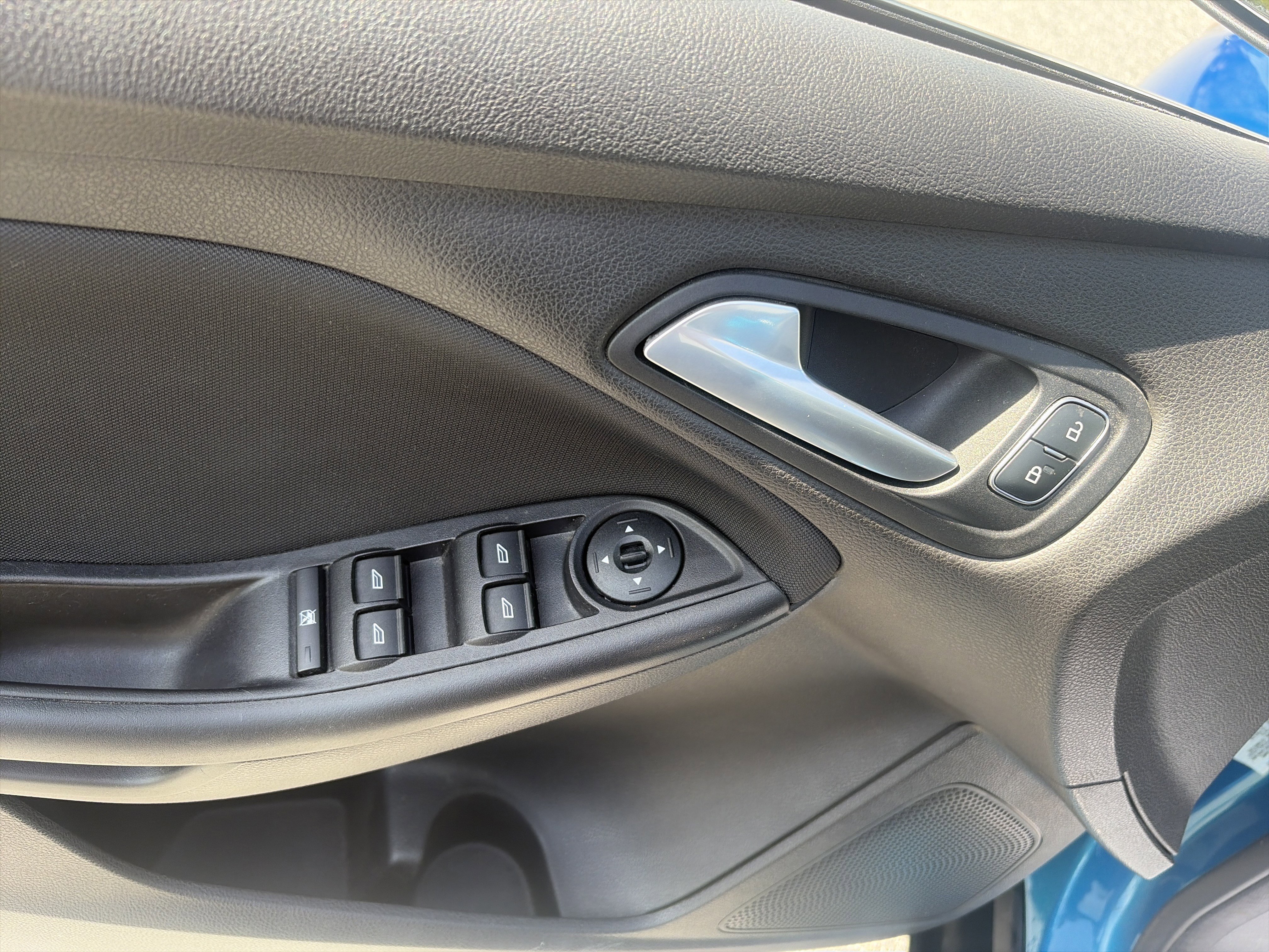 Used 2016 Ford Focus SE w/ SE Cold Weather Package FWD image 14