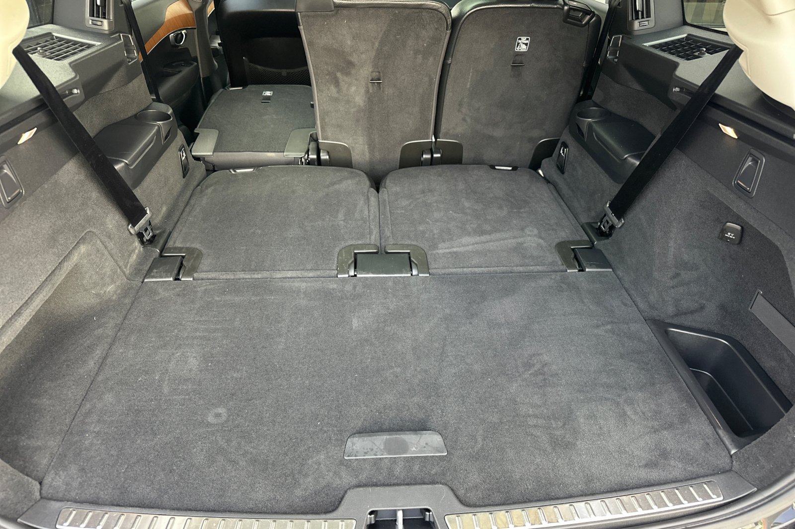 Certified 2025 Volvo XC90 B6 Plus AWD/4WD image 18