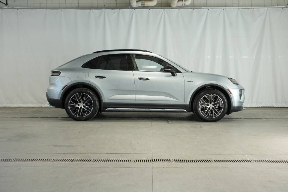 Certified 2025 Porsche Macan 4 Electric AWD/4WD image 8