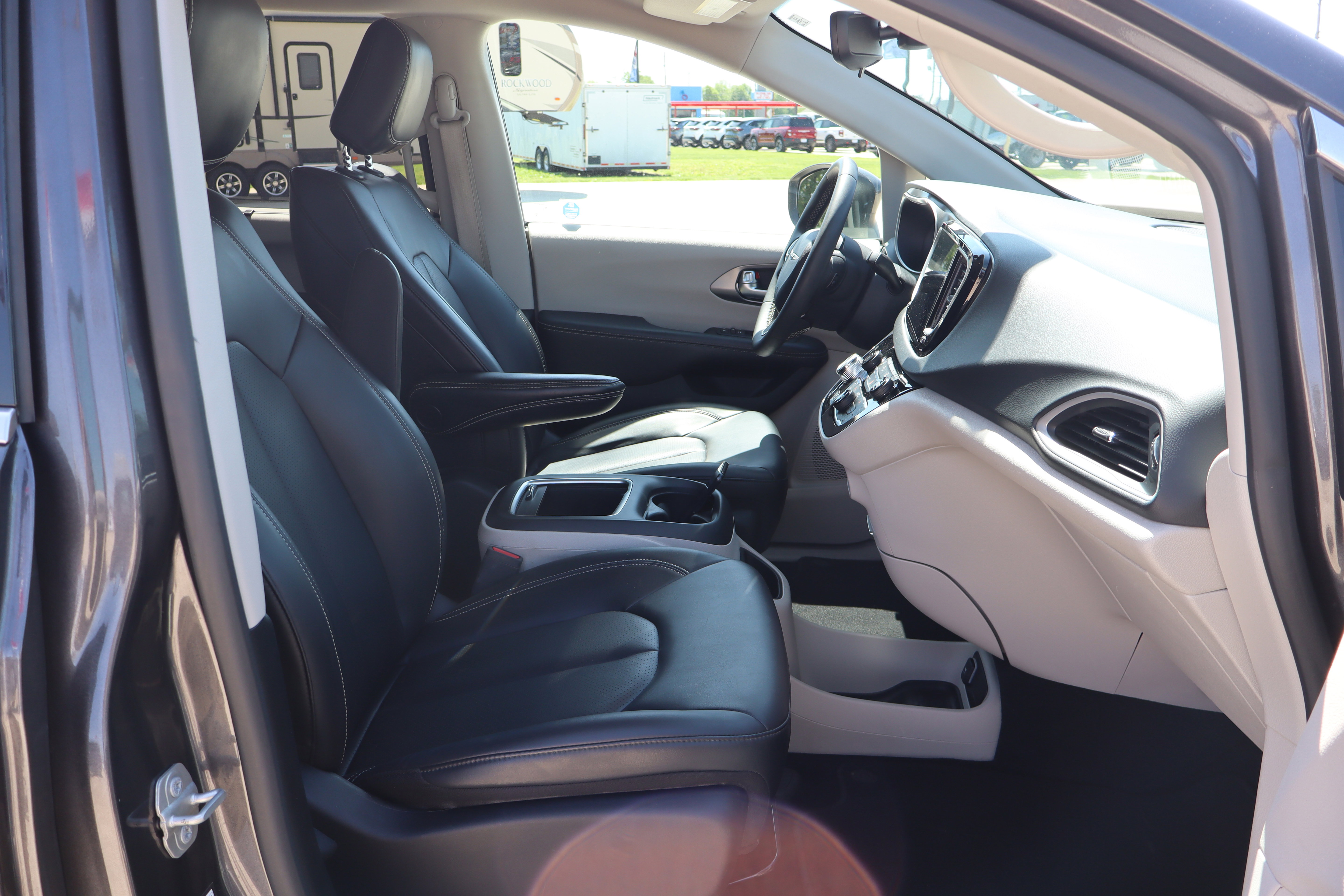 Used 2023 Chrysler Pacifica Touring-L FWD image 15