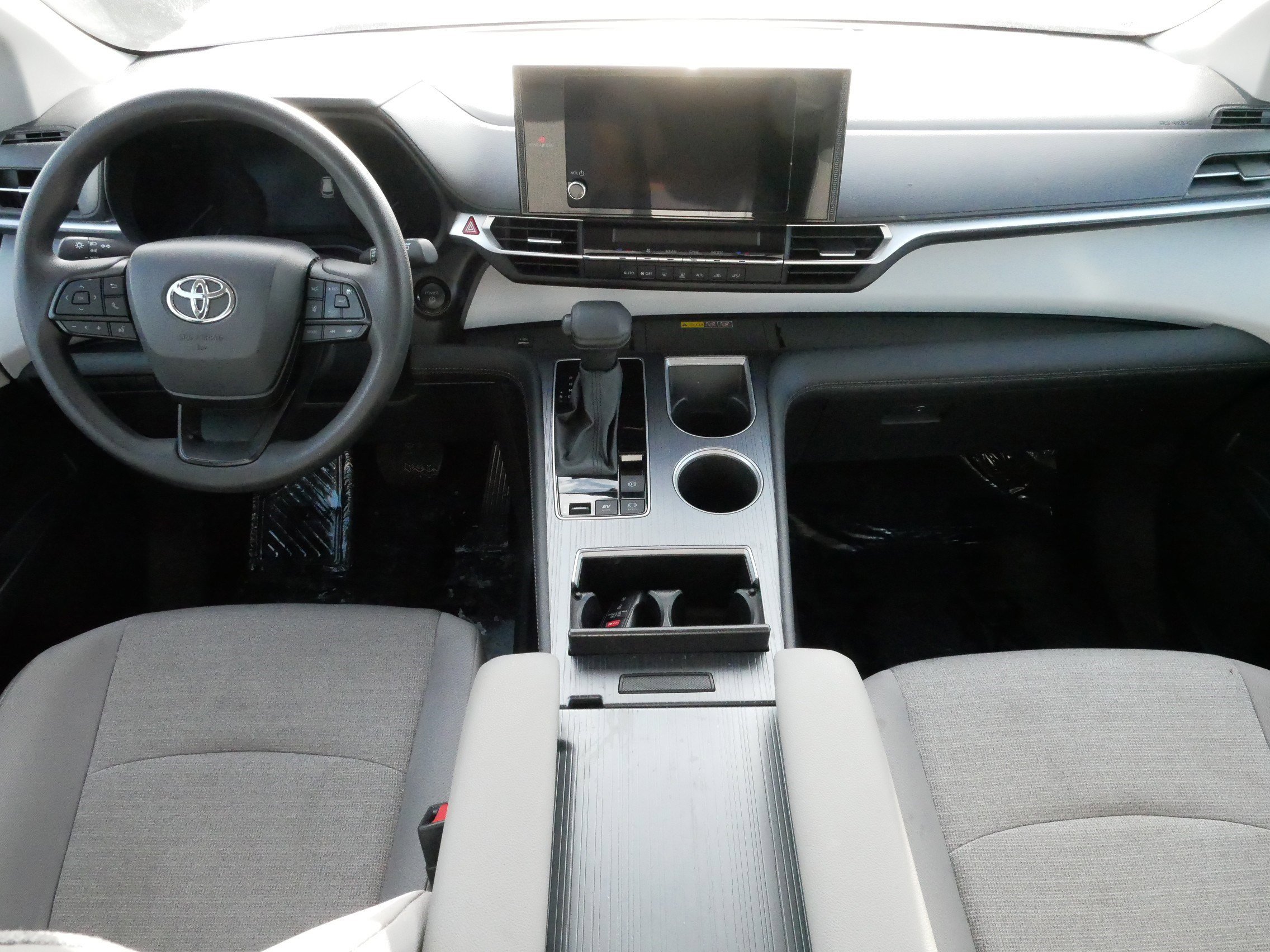 Used 2025 Toyota Sienna LE image 10