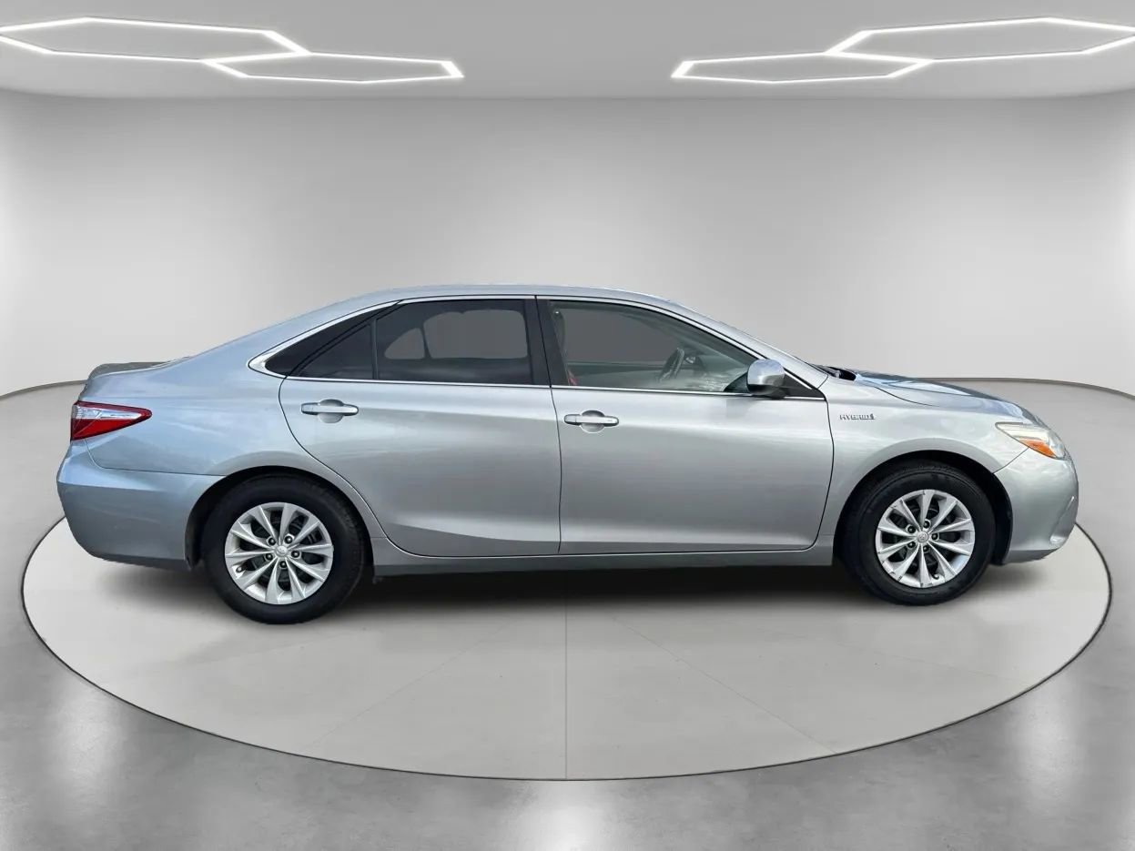 Used 2016 Toyota Camry LE image 4