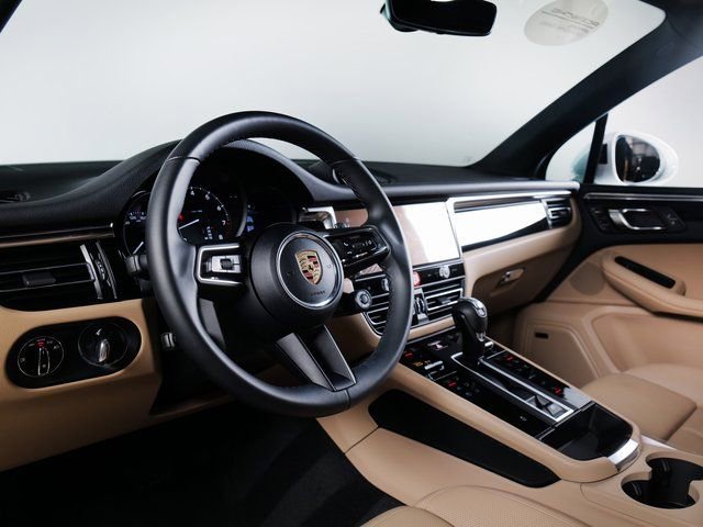 Certified 2026 Porsche Macan AWD/4WD image 4