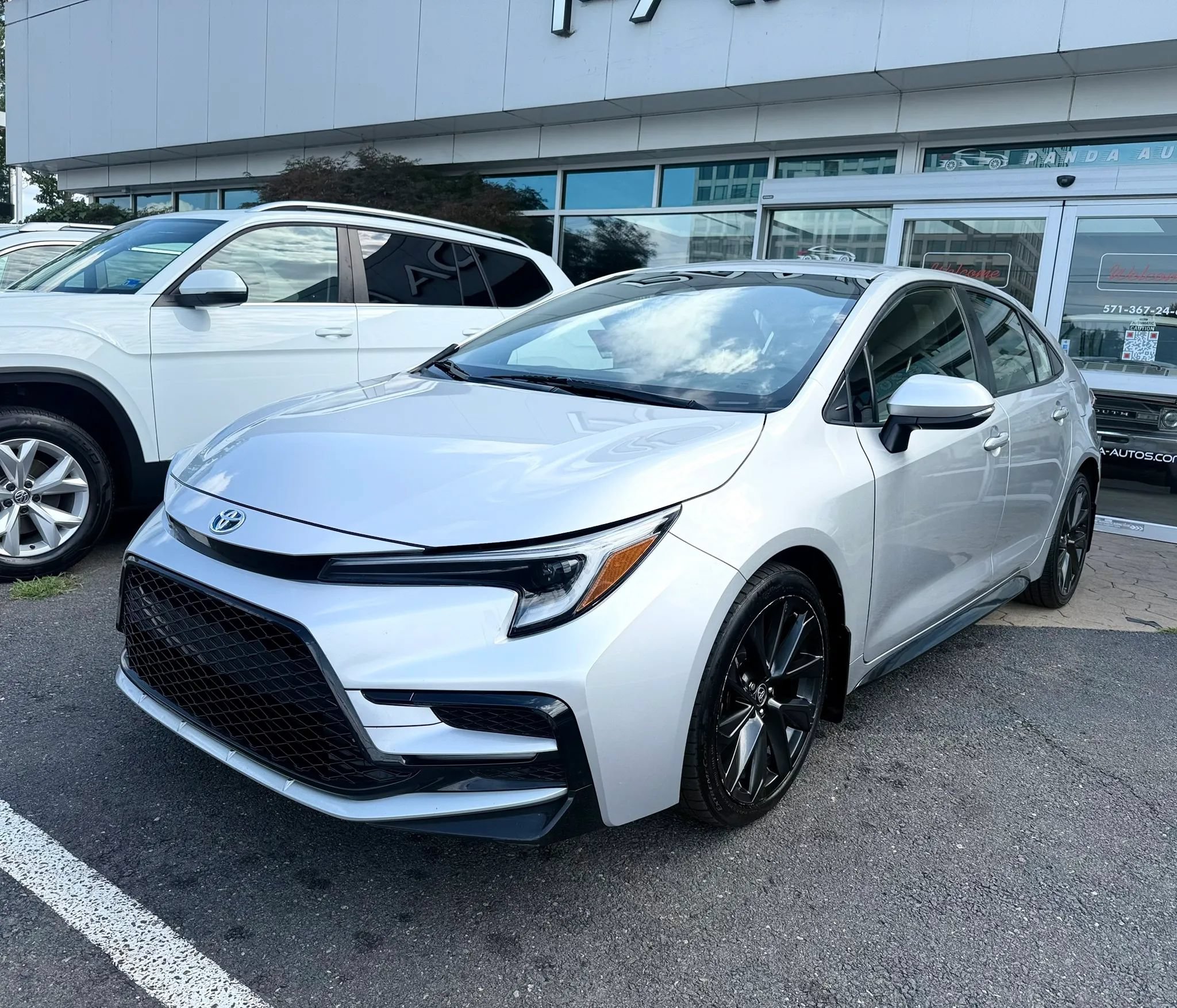 Used 2023 Toyota Corolla SE FWD image 3