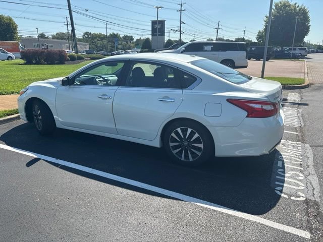 Used 2017 Nissan Altima 2.5 SV w/ Convenience Package FWD image 4