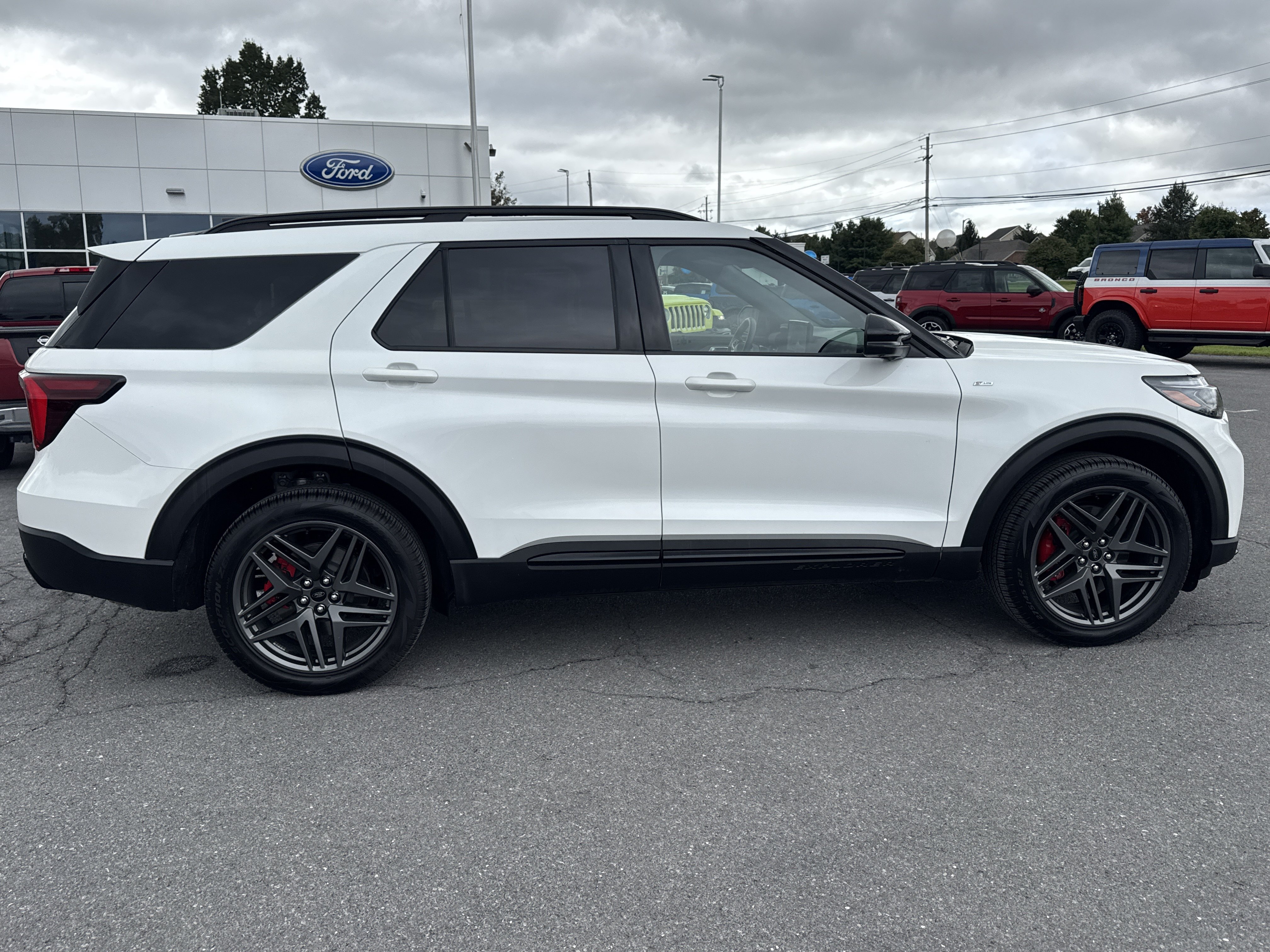 Used 2026 Ford Explorer ST-Line w/ ST-Line Street Pack AWD/4WD image 2