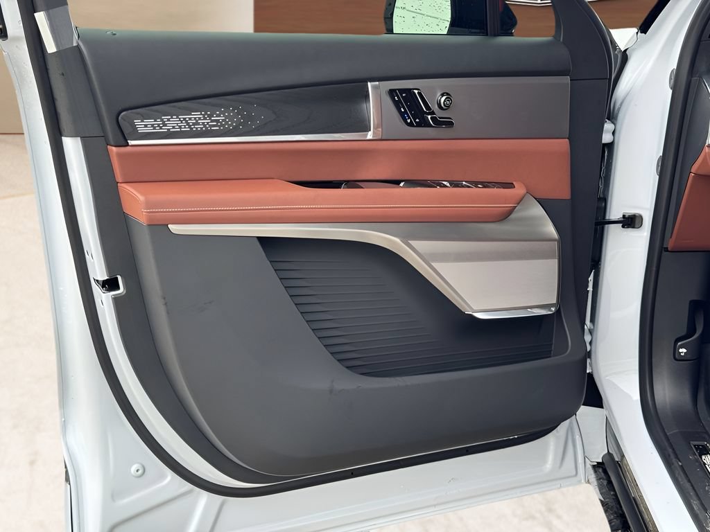 New 2027 Cadillac Vistiq Platinum w/ LPO, Floor Liner Package AWD/4WD image 17
