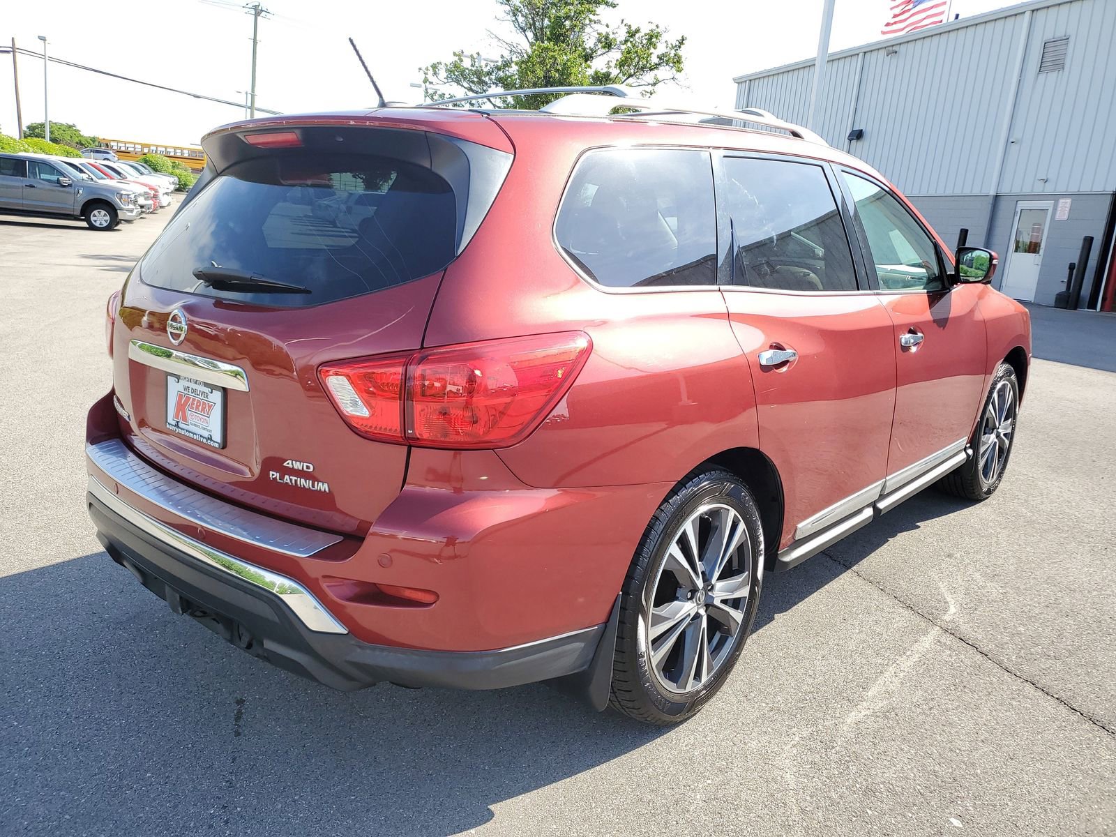 Used 2017 Nissan Pathfinder Platinum w/ Family Entertainment Package AWD/4WD image 4