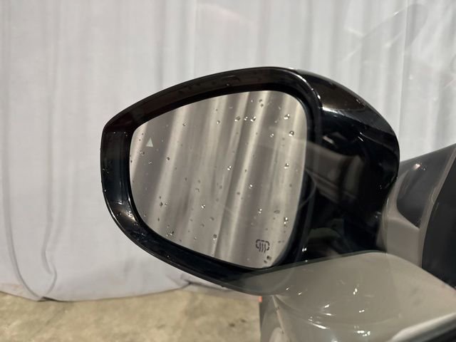 Used 2023 Chrysler Pacifica Limited FWD image 12